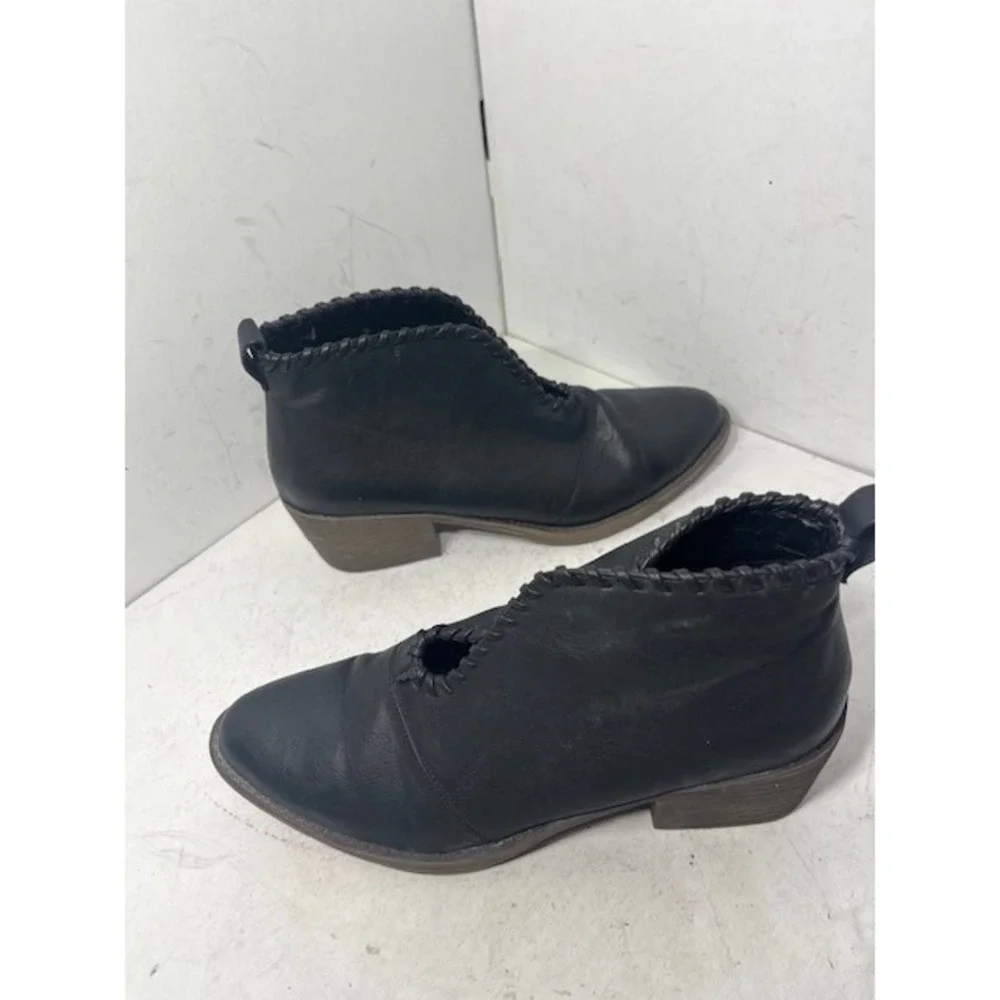 Volatile black ankle